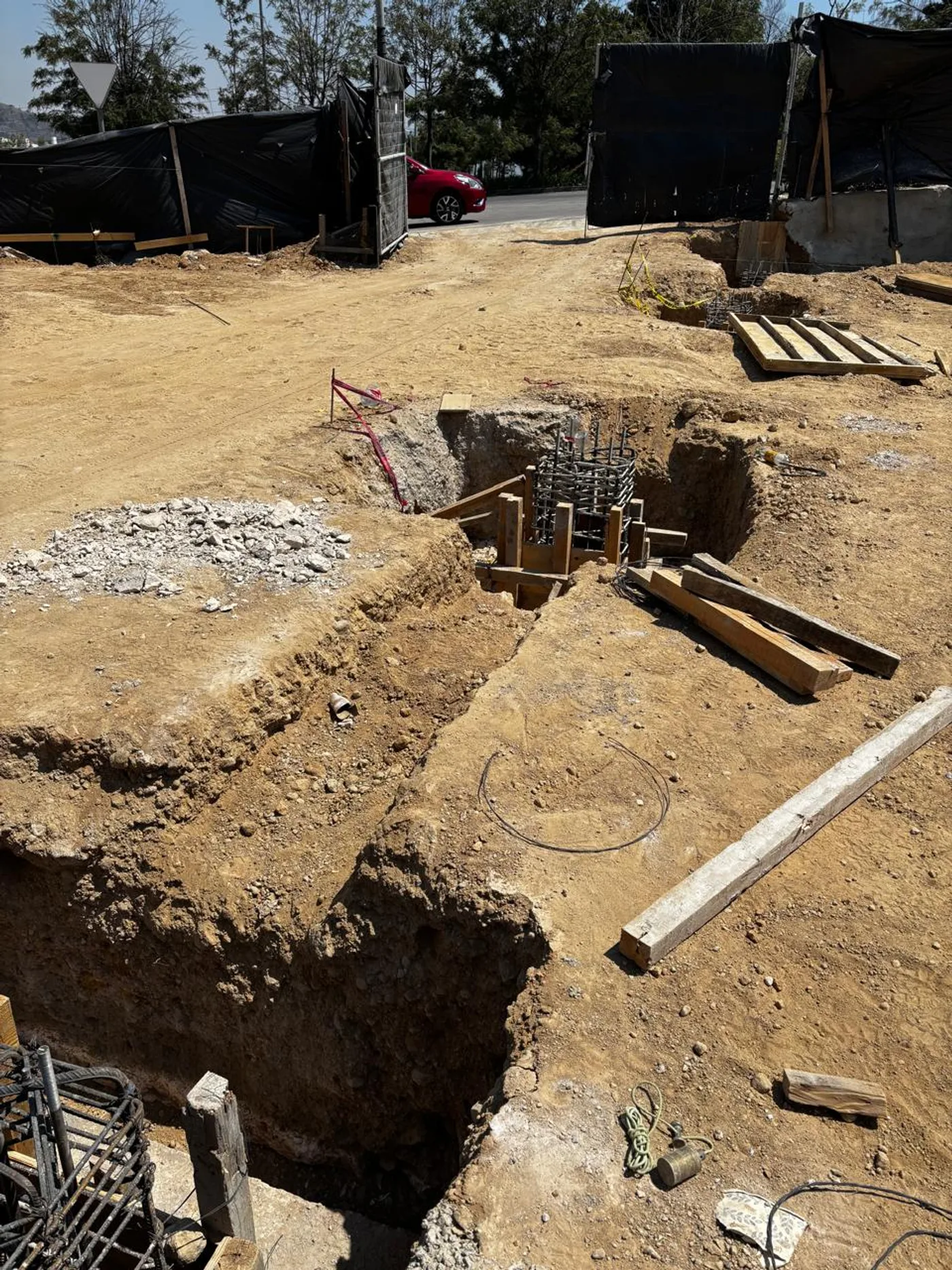 Juego de anclas colocado en la excavación, amarrado al armado de la zapata