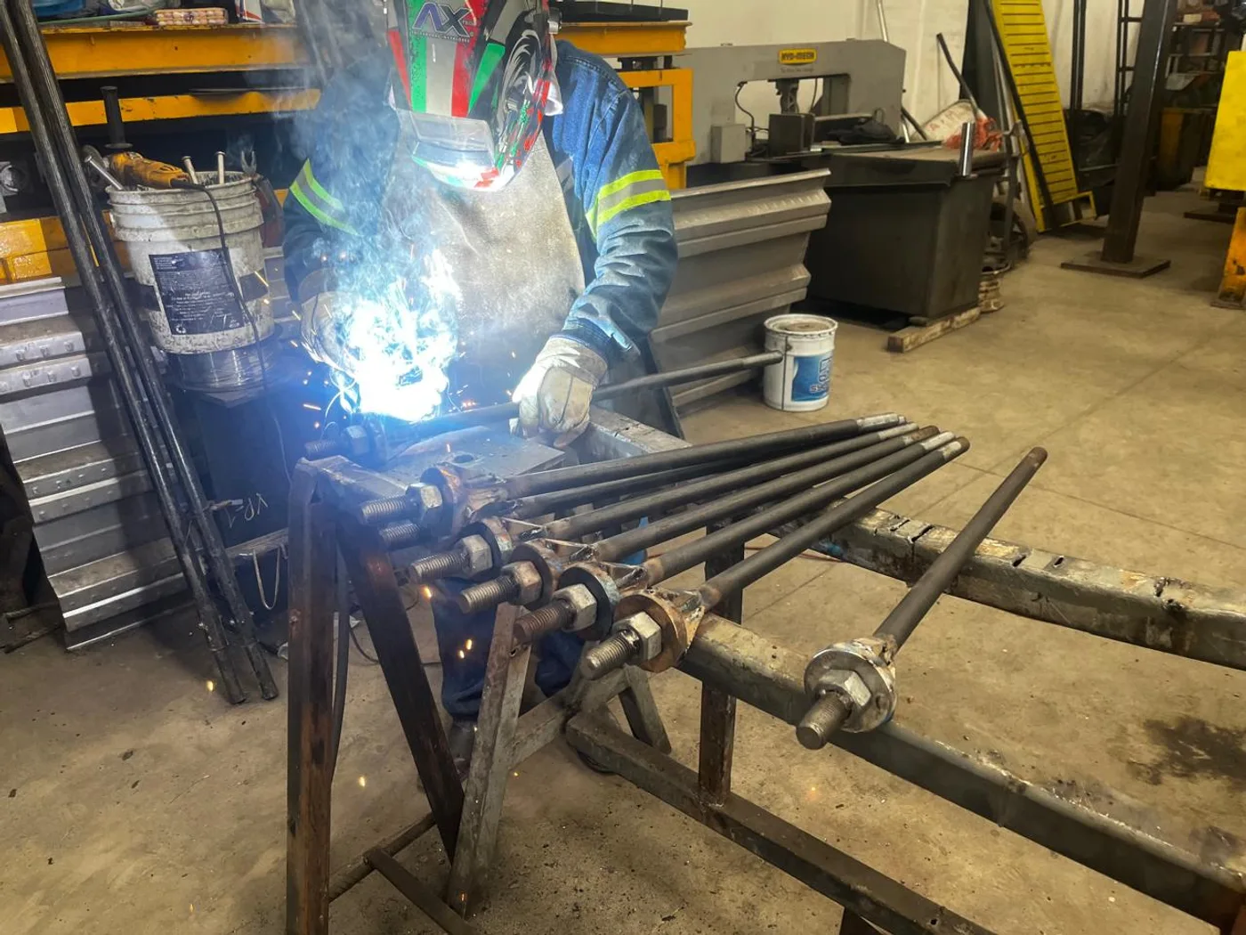Soldadura de un elemento de anclaje en la mesa del taller, con el arco encendido