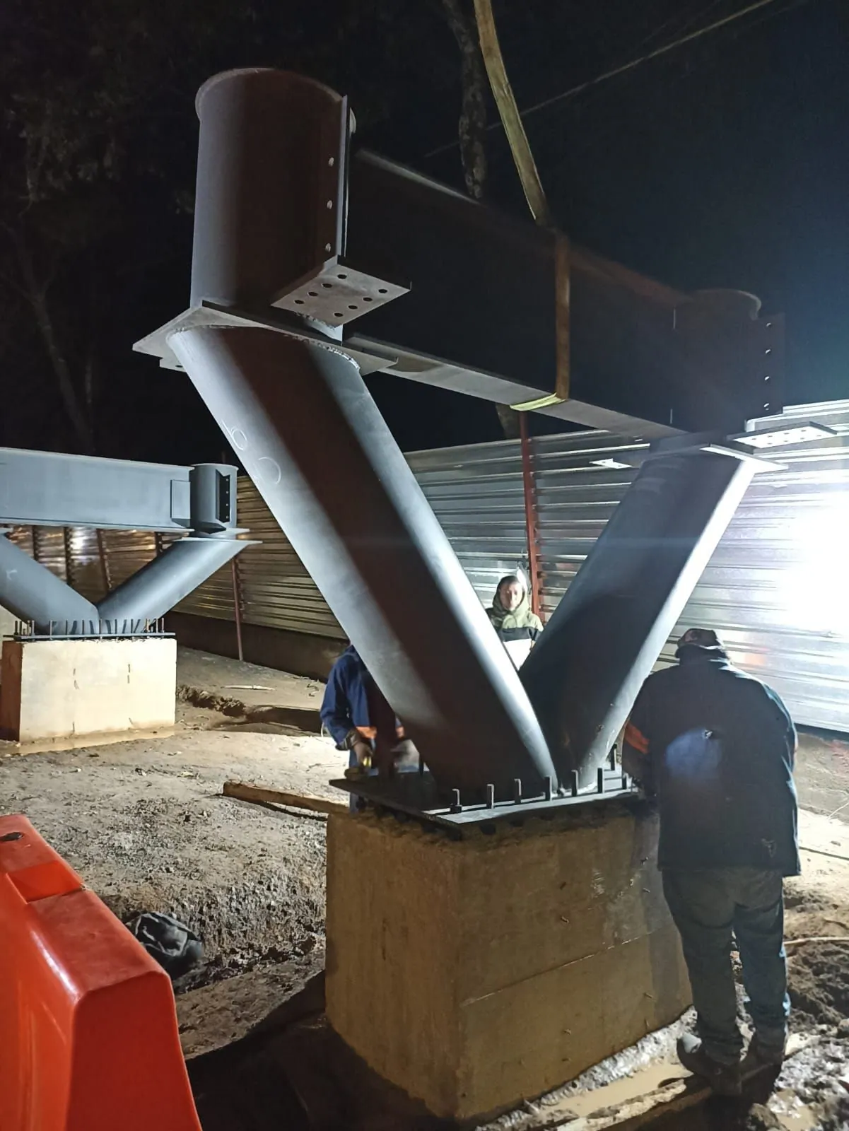Columna metálica ramificada en V recibiendo las trabes de la cubierta