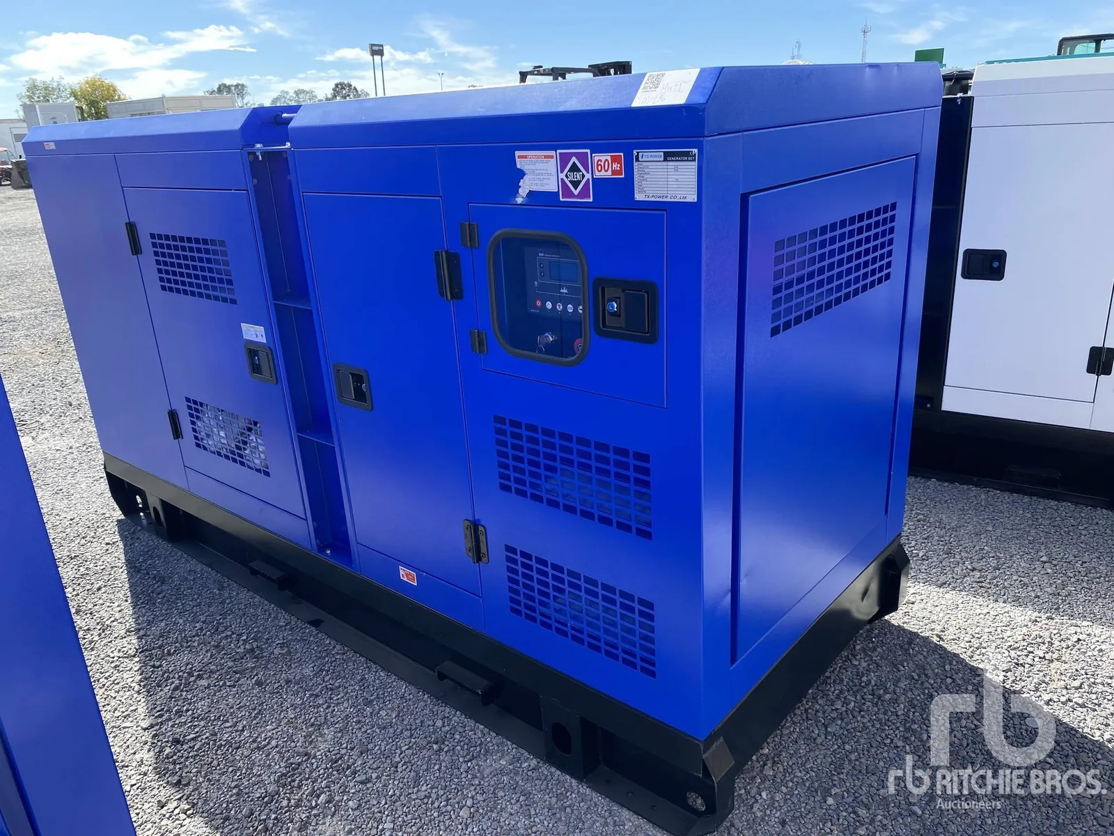 Generador diésel propio de 220 kVA, listo para energizar la obra