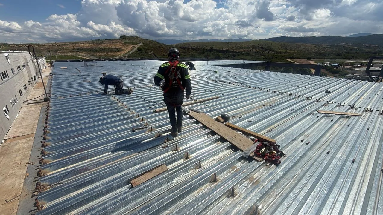 Colado de concreto sobre lámina losacero en obra