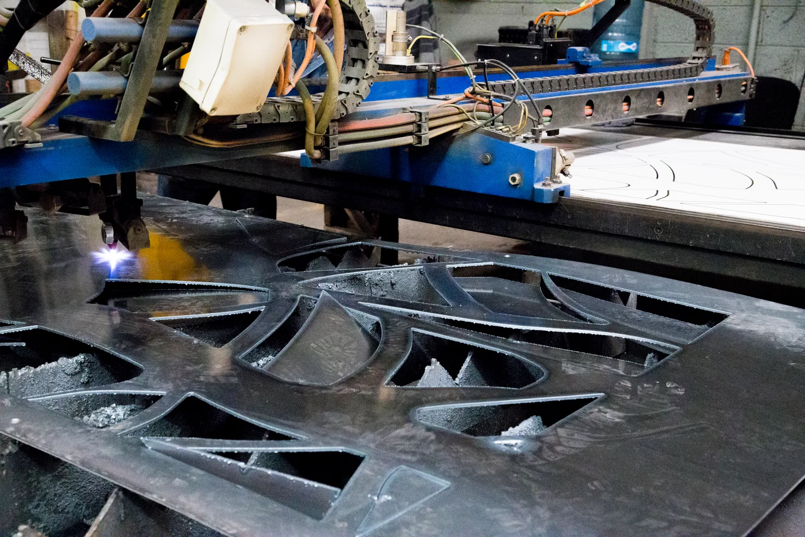 Pantógrafo CNC cortando placa de acero al contorno del plano