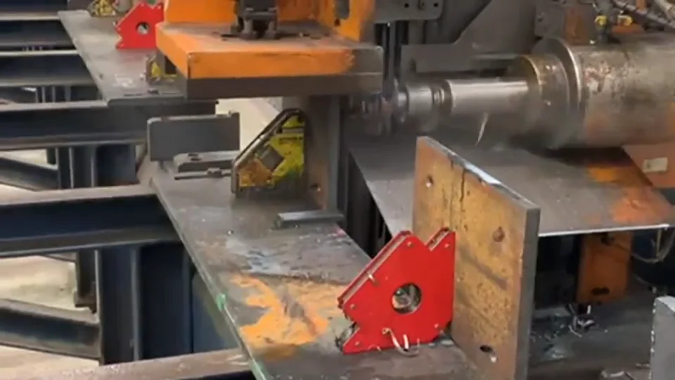 Taladro CNC barrenando el patín de una viga, con escuadras magnéticas de sujeción