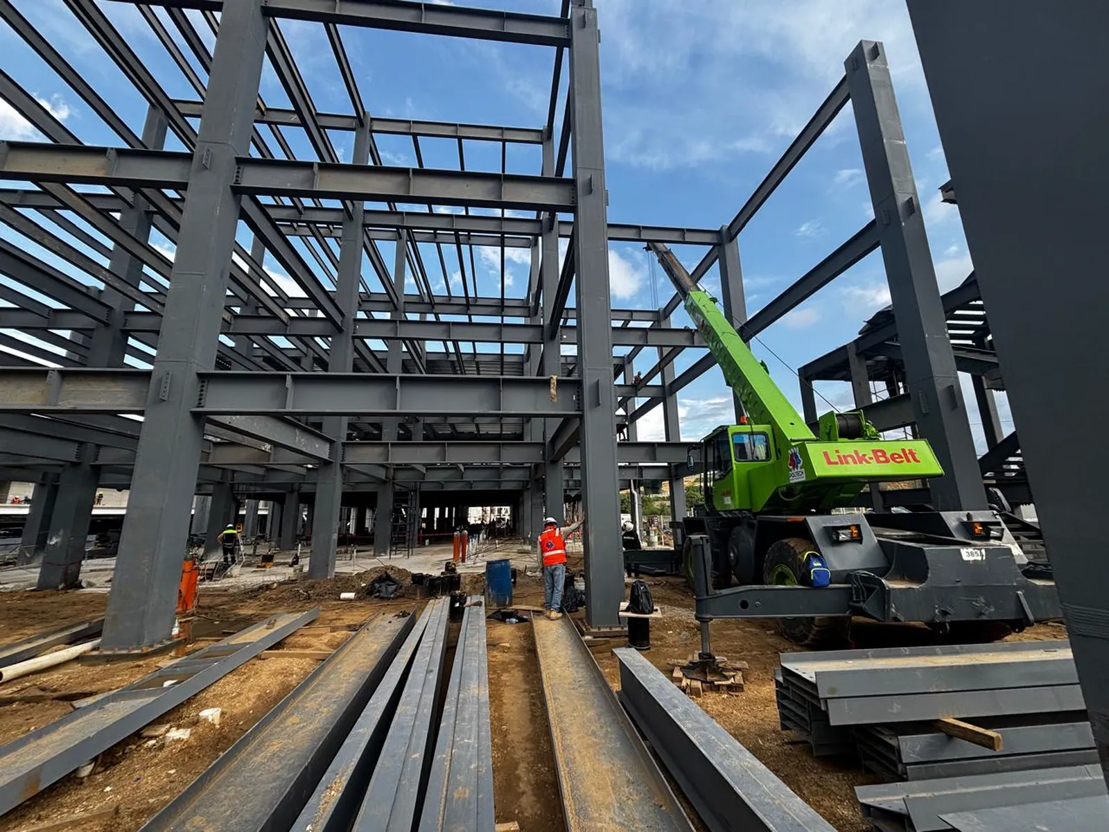 Montaje de la estructura de una nave industrial con grúa propia