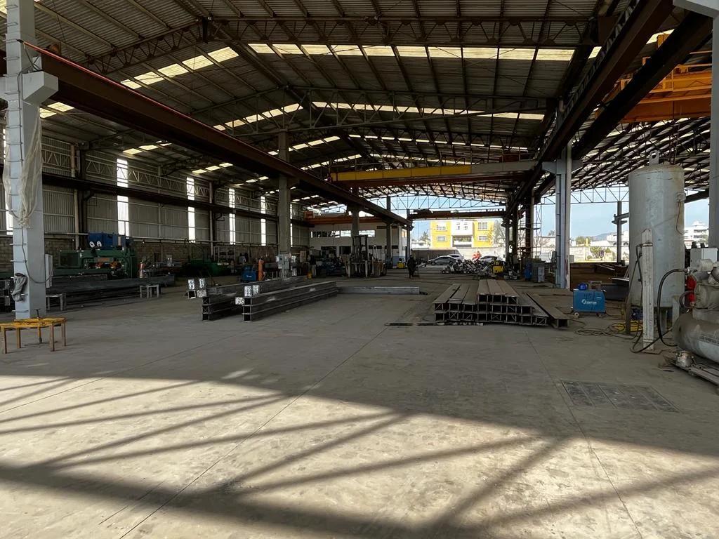 Claro completo de la nave del taller, con la grúa viajera sobre el piso libre
