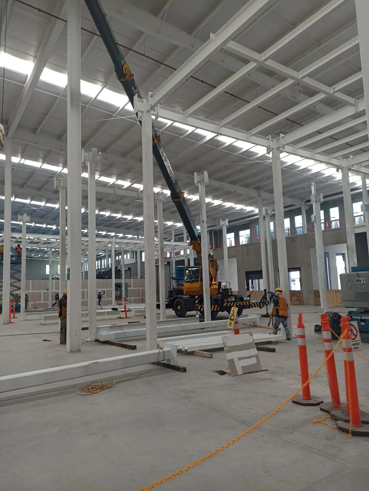 Nave industrial terminada, con su estructura metálica montada y cubierta