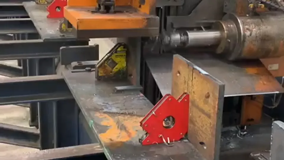 Taladro barrenando el alma de una viga sujeta en la mesa