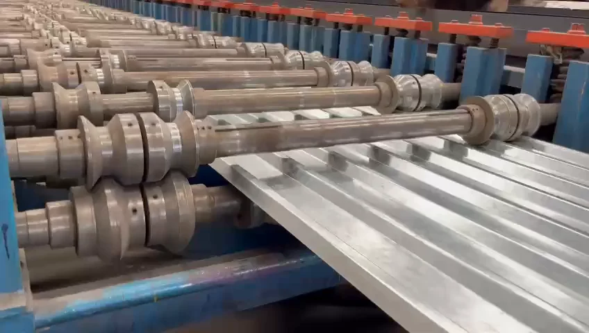 Lámina R-101 saliendo de la formadora, con el perfil acanalado ya hecho
