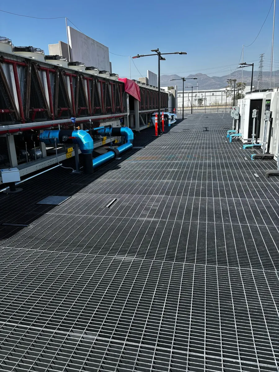 Piso de rejilla electroforjada instalada en una plataforma industrial