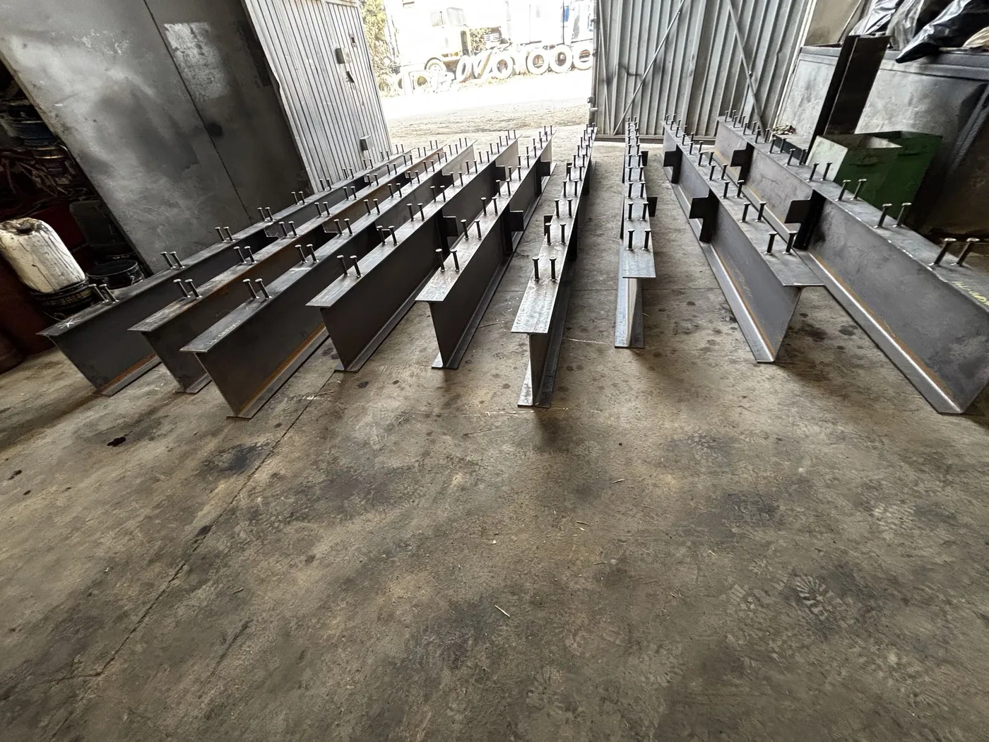 Columnas de acero alineadas en el piso del taller