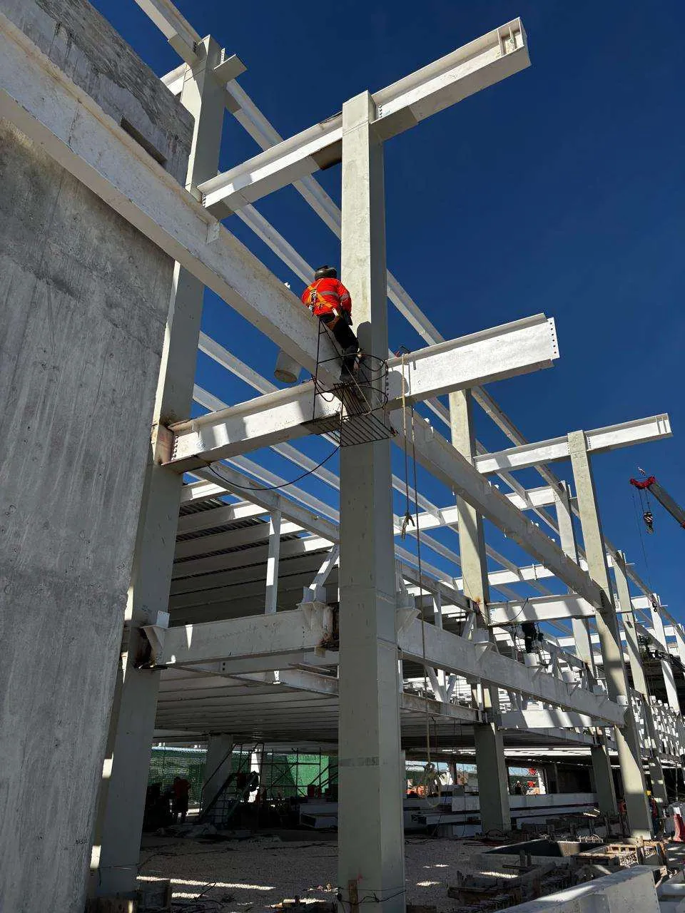 Estructura metálica en la Terminal 1 del aeropuerto de Cancún