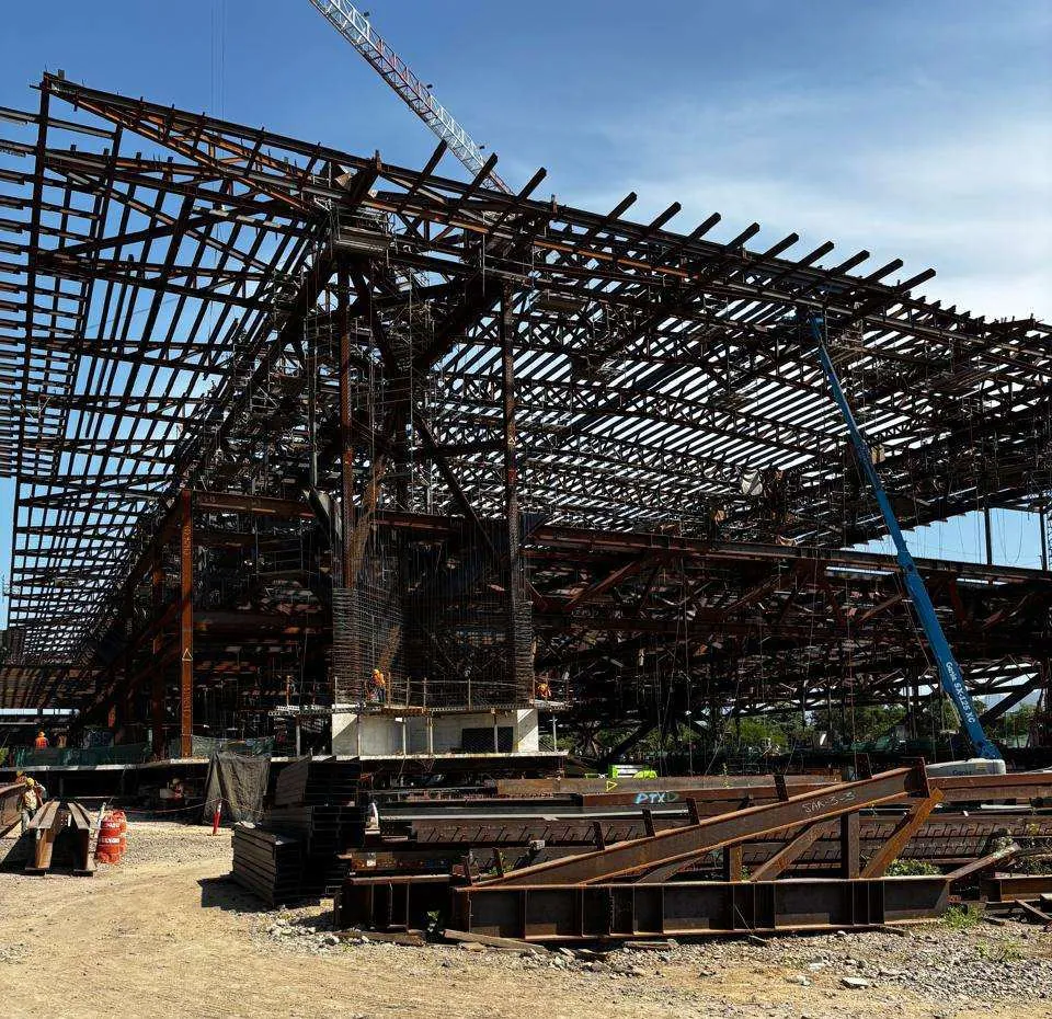 Estructura metálica en la Terminal 2 del aeropuerto de Puerto Vallarta