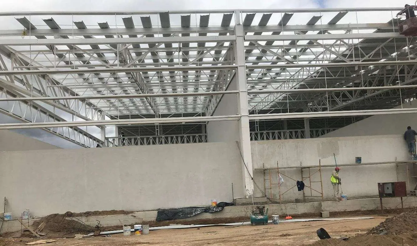 Bodega de estructura metálica en la Base Aérea de Santa Lucía