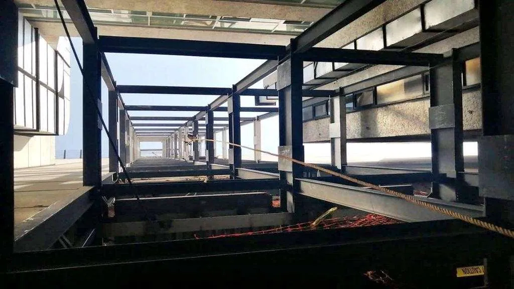 Estructura metálica para cubos de elevadores en el Senado de la República
