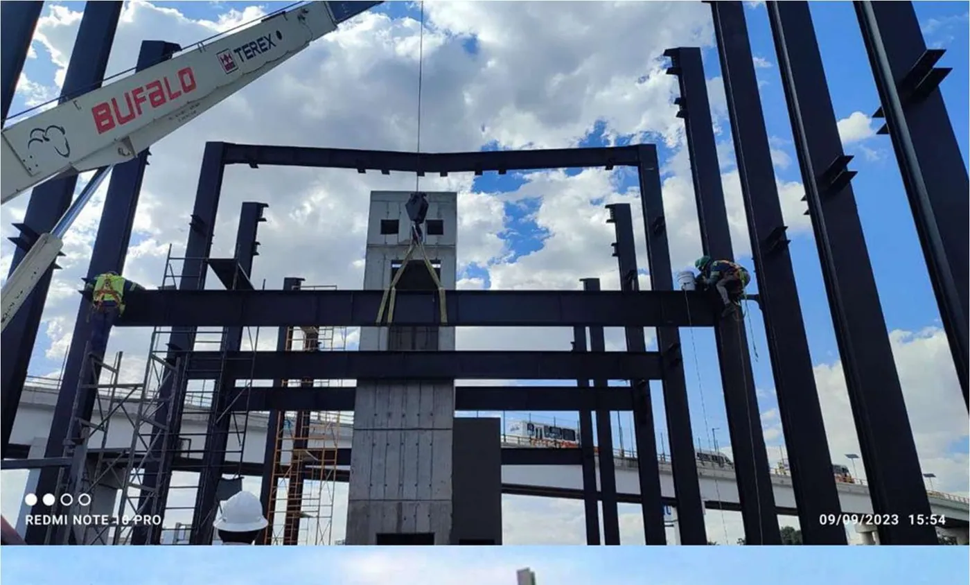 Estructura metálica de estaciones del tren ligero
